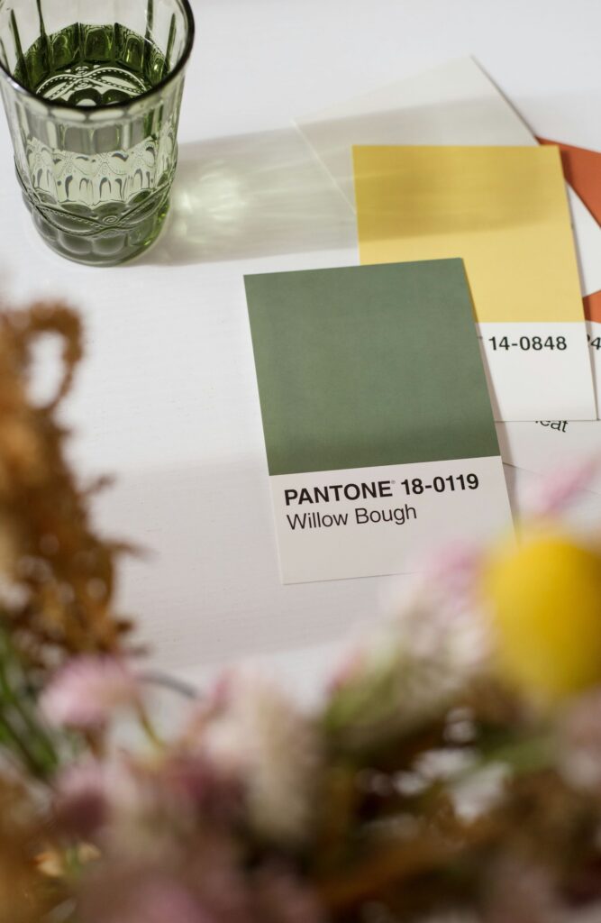 Arrangierte Pantone-Karten zur Entwicklung einer harmonischen Farbgestaltung für modernes Brand Design