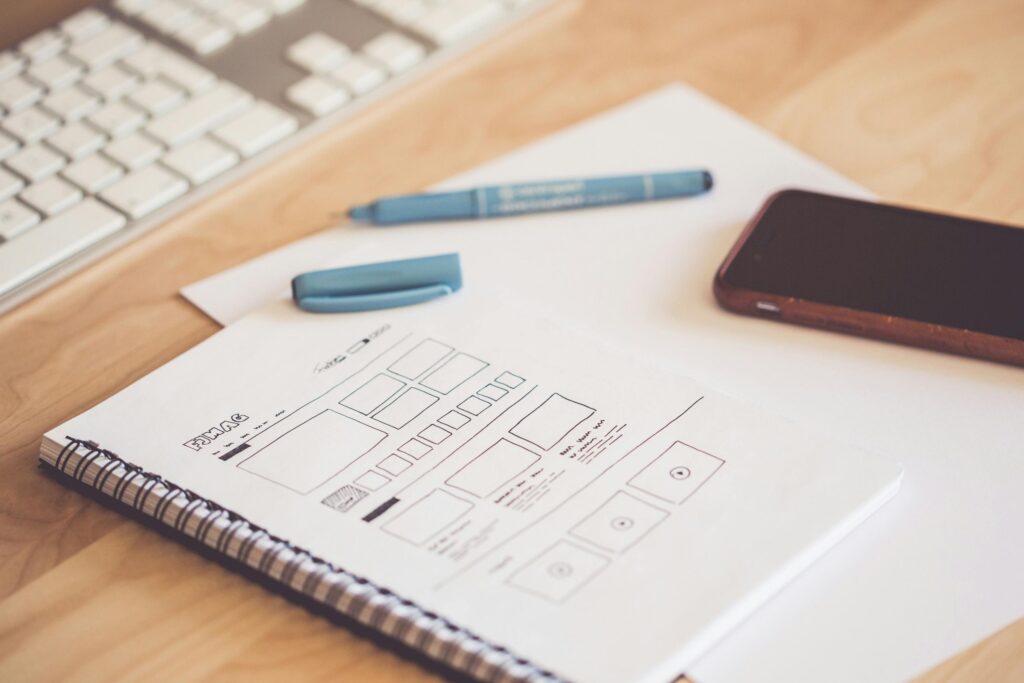 Detailansicht eines Skizzenblocks mit Wireframes – Inspiration für visuell durchdachtes und ästhetisches Webdesign